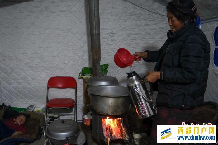 西藏定日震后首个清晨：热气腾腾的帐中孩童安睡(图1)