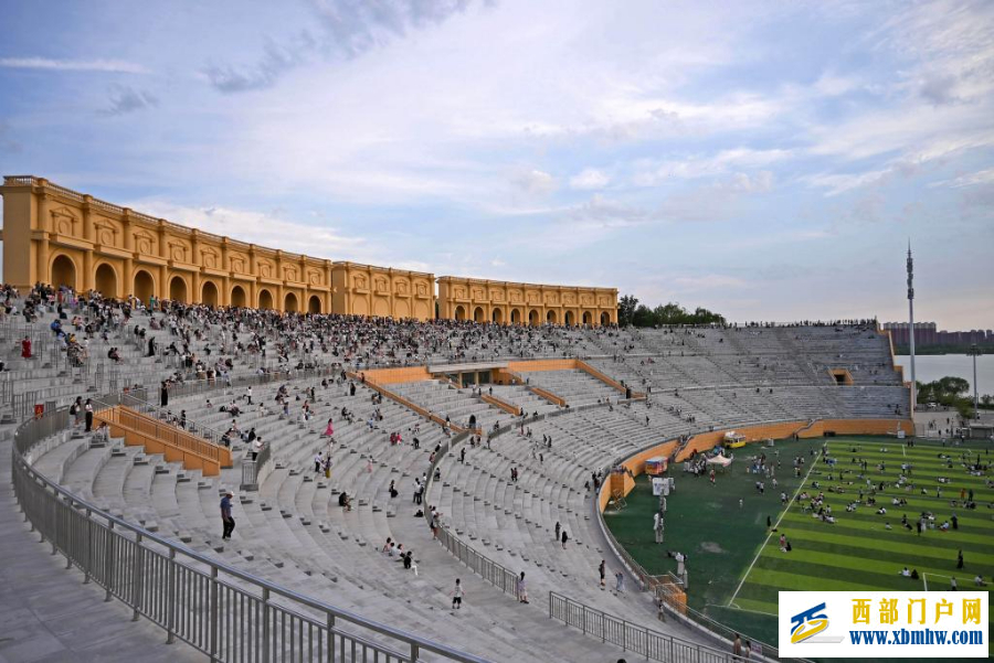 宁夏银川：览山公园迎暑期客流高峰(图1)