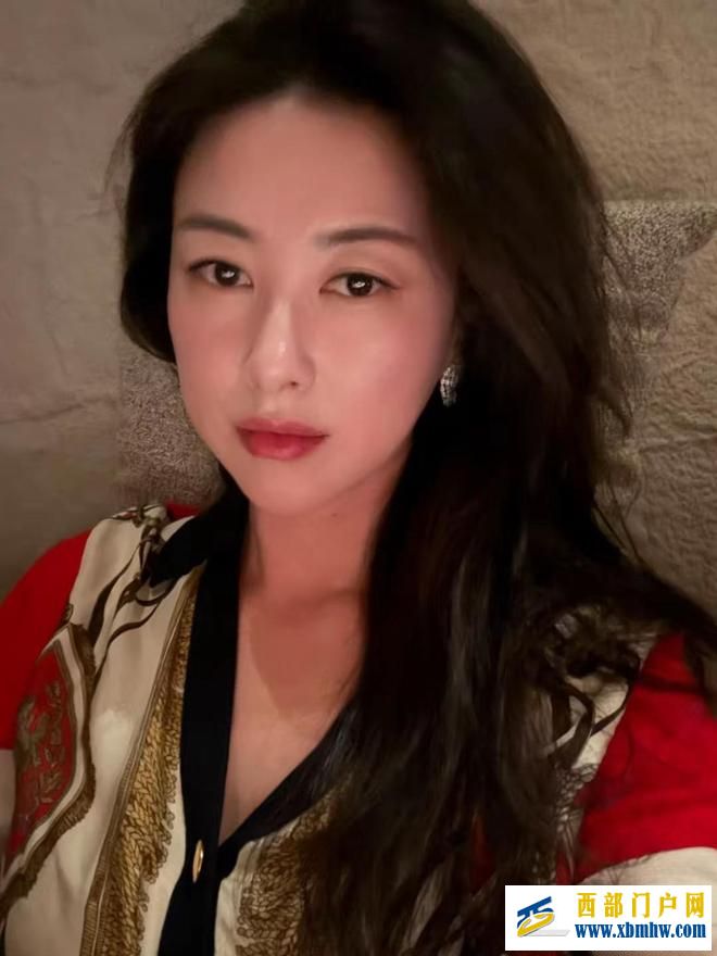 朱珠的冬至家宴照杀疯了，喝到脸红！小女儿穿着练功服满屋子打闹(图2)